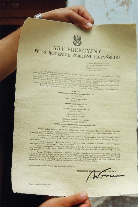 1a_WejściePłyta_Akt Erekcyjny_Fot. ze zbiorów MKiDN Akt erekcyjny Polskiego Cmentarza Wojskowego w Katyniu