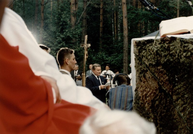 1d_WejsciePłyta_Wałęs w czasie uroczystości 1995_Fot. ze zbiorów MKiDN Президент Лех Валенса выступает во время церемонии