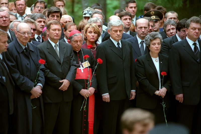 Premier Jerzy Buzek na uroczystości otwarcia cmentarza