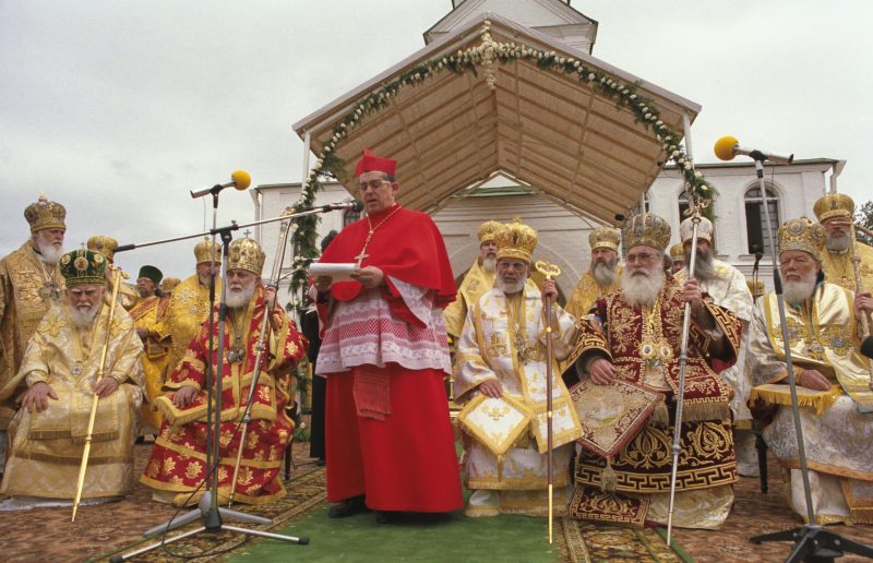 Prymas Glemp podczas obchodów Tysiąclecia Chrztu Rusi Kijowskiej przemawia w otoczeniu prawosławnych hierarchów